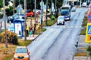 policjanci legitymują pieszego