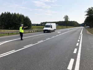 Policjant zatrzymuje samochód do kontroli