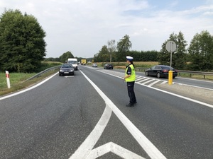 Policjantka zatrzymuje samochód do kontroli