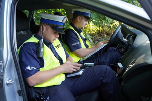 Policjanci podczas wypisywania dokumentacji.