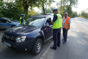 Policjant i pracownik SOK podczas rozmowy z kierowcą.