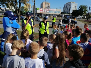 Policjanci i pracownicy WORD-u rozmawiają z dziećmi.