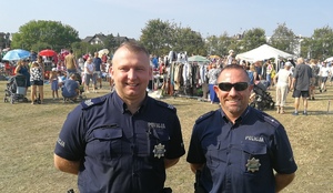 Policjanci podczas &quot;Wyprzedaży garażowej&quot;. W tle stoiska.