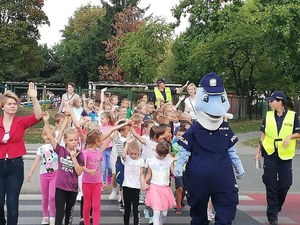 Uczestnicy spotkania ćwiczą przechodzenie przez przejście dla pieszych.