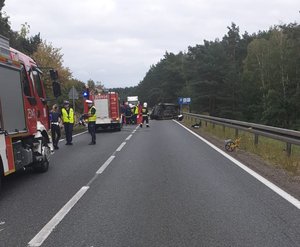 Służby pracujące na miejscu śmiertelnego wypadku.