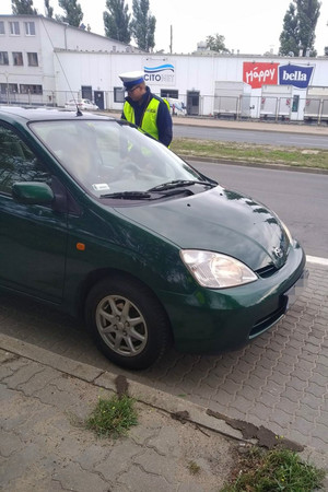 policjant kontroluje kierowcę