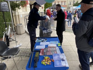 Policjanci podczas rozmów ze zwiedzającymi ratusz.