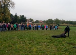 Pozorowany atak napastnika na policjanta. Tego drugiego broni pies.