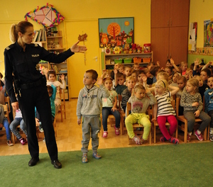 Policjantka i dzieci podczas prelekcji o bezpieczeństwie.