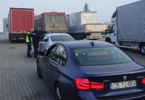 Kontrola pojazdu przez policjantów. z pojazdu nieoznakowanego.