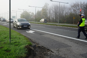 Moment zatrzymania pojazdu na drodze.