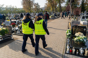 policjantki patrolują cmentarz