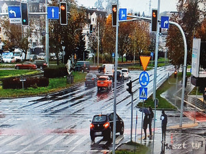 Skręcanie w prawo na czerwonym świetle widoczne na ekranie monitora.