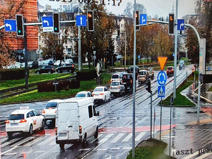 Wjazd pojazdu dostawczego na rondo na czerwonym świetle widoczne na ekranie monitora.