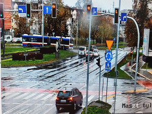 Wjazd pojazdu na rondo na czerwonym świetle.