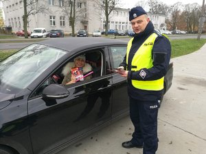 Kierująca podczas rozmowy z policjantem otrzymała odblaski i broszury informacyjne.