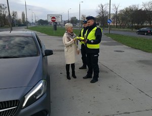 Policjanci podczas rozmowy z pieszą.