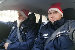 policjanci jadą w radiowozie