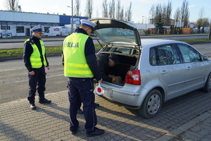 Policjanci sprawdzają zawartość przewożonego bagażu.