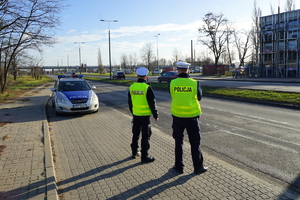 Policjanci obserwujący ruch na drodze.