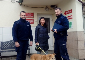 Policjanci i pracownik Animals przed budynkiem.