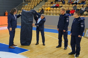 uroczyste przekazanie kurtoko-śpiworów Zastępcy Komendanta Miejskiego Policji w Bydgoszczy