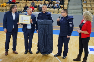 uroczyste przekazanie kurtoko-śpiworów Zastępcy Komendanta Miejskiego Policji w Bydgoszczy