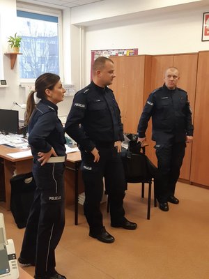 Policjanci prowadzący zajęcia z uczniami.