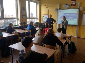 Policjanci i uczniowie podczas zajęć w klasie szkolnej.