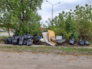 worki zebranych śmieci oraz materace i inne elementy mebli