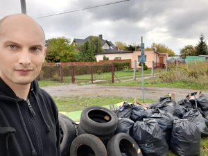 policjant przy zebranych oponach samochodowych