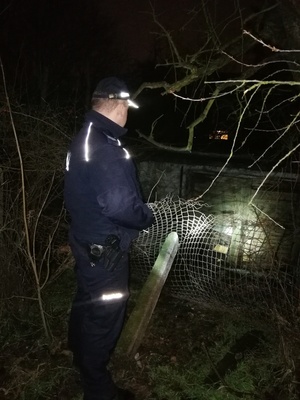 policjant podczas kontroli miejsca przebywania bezdomnych.