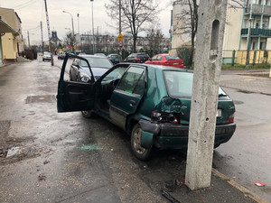 Uszkodzone auto należące do zatrzymanego.