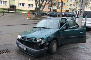 Auto należące do zatrzymanego z widocznymi uszkodzeniami.