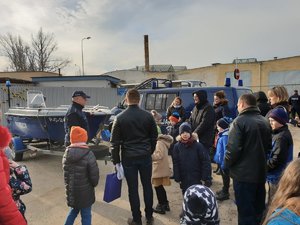 Goście oglądają sprzęt wykorzystywany w służbie przez policjantów z ogniwa wodnego.