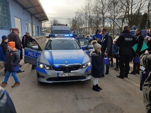 Goście oglądają radiowóz ruchu drogowego.