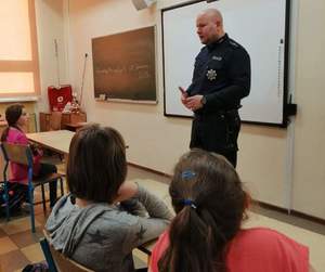 Policjant podczas prelekcji.