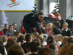 Policjantka podczas dyskusji z uczniami.