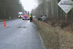 wypadek na drodze z udziałem motorowerzysty, policjanci przeprowadzają oględziny