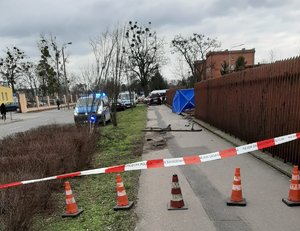 Miejsce wypadku ogrodzone policyjną taśmą oraz słupkami.