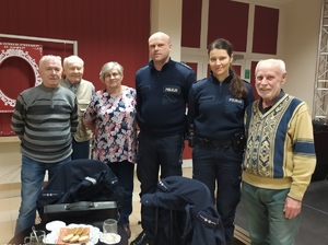 Policjanci i uczestnicy spotkania.