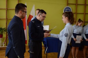 p.o. Zastępcy Komendanta Miejskiego w Bydgoszczy mł. insp. Mariusz Sobiecki oraz Dyrektor Zespołu Szkół nr 24 mgr inż. Leszek Sobieraj wręczają nominacje uczennicy.