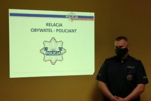 policjant omawia wyświetlane slajdy