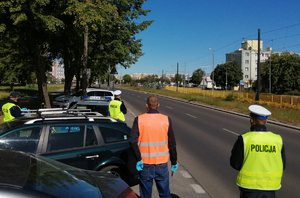 Policjanci i przedstawiciel Bydgoskiego Zarządu Dróg Miejskich i Komunikacji Publicznej podczas działań.