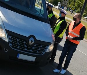 Policjanci wraz z przedstawicielem Bydgoskiego Zarządu Dróg Miejskich i Komunikacji Publicznej podczas działań.