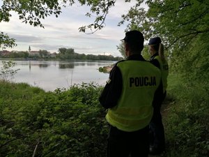 Policjanci sprawdzają rejon nabrzeża Wisły.