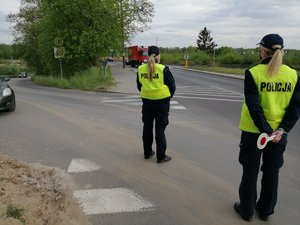 Policjantki podczas kontroli ruchu drogowego.