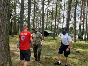 Patrol podczas rozmowy z organizatorem obozowiska z ZHP.