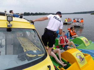 Policjant sprawdza stan trzeźwości jednego ze sterników.