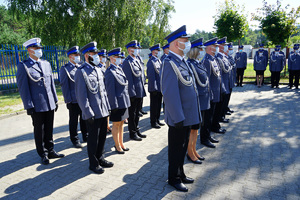 policjanci stoją w szeregu